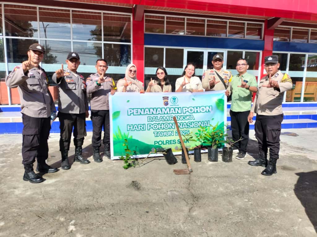 Green Policing: Polsek Tualang Gandeng Kampus Institut Master Tanam Pohon