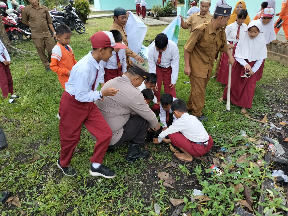 Ruang Hijau untuk Anak: Polsek dan SDN 11 Tualang Bersinergi Tanam Pohon