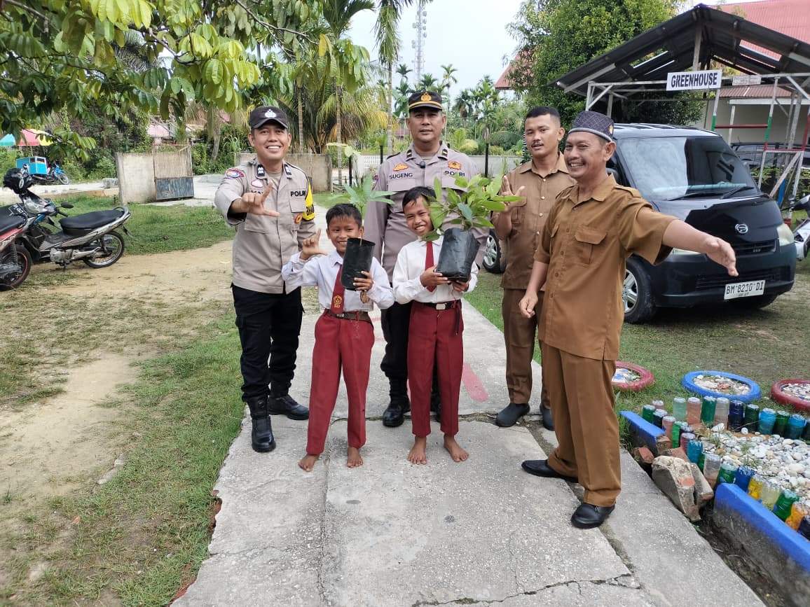 Ruang Hijau untuk Anak: Polsek dan SDN 11 Tualang Bersinergi Tanam Pohon