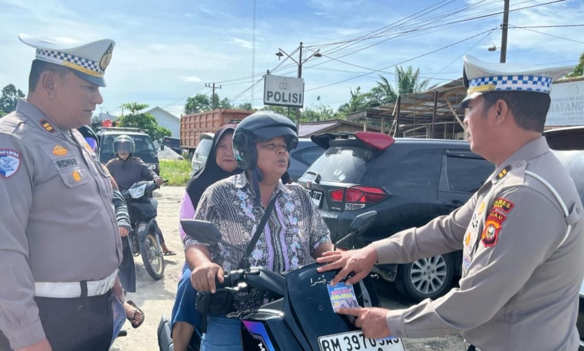 Satlantas Polres Siak Gelar Pemasangan Stiker & Pembagian Leaflet Operasi Zebra LK 2025 di Kandis