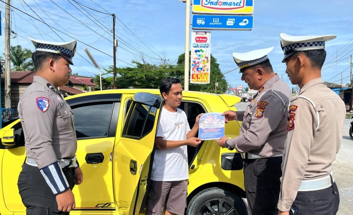 Satlantas Polres Siak Gelar Pemasangan Stiker & Pembagian Leaflet Operasi Zebra LK 2025 di Kandis