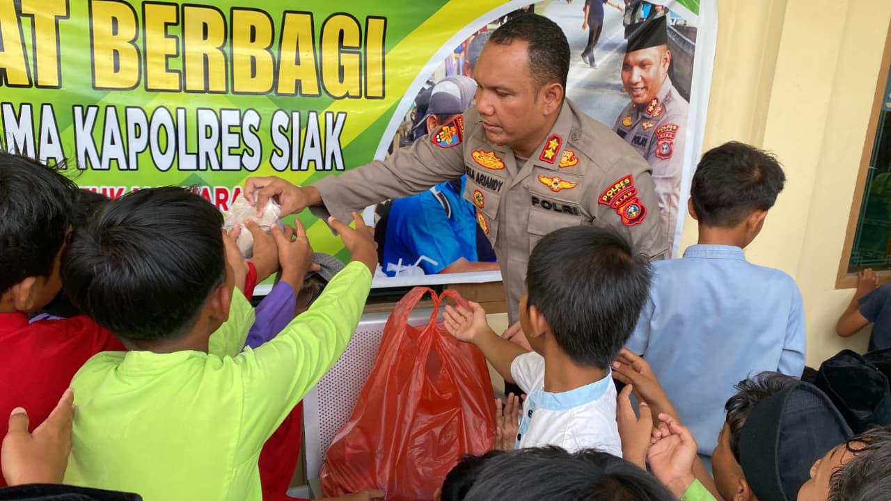Aksi Humanis Kapolres Siak: Bagikan Makanan untuk Jamaah dan Anak-anak Usai Shalat Jum’at