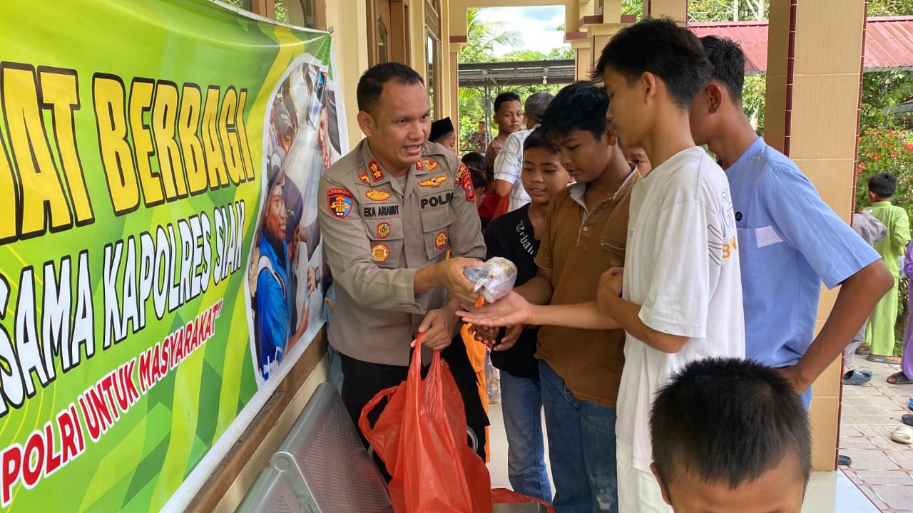 Aksi Humanis Kapolres Siak: Bagikan Makanan untuk Jamaah dan Anak-anak Usai Shalat Jum'at 