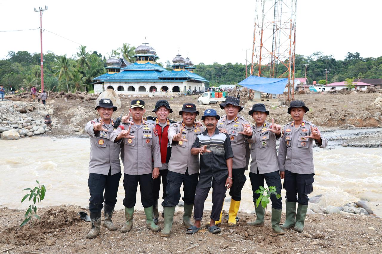 Polda Riau 'Wariskan' Pohon di Agam Jelang Berakhirnya Misi Kemanusiaan