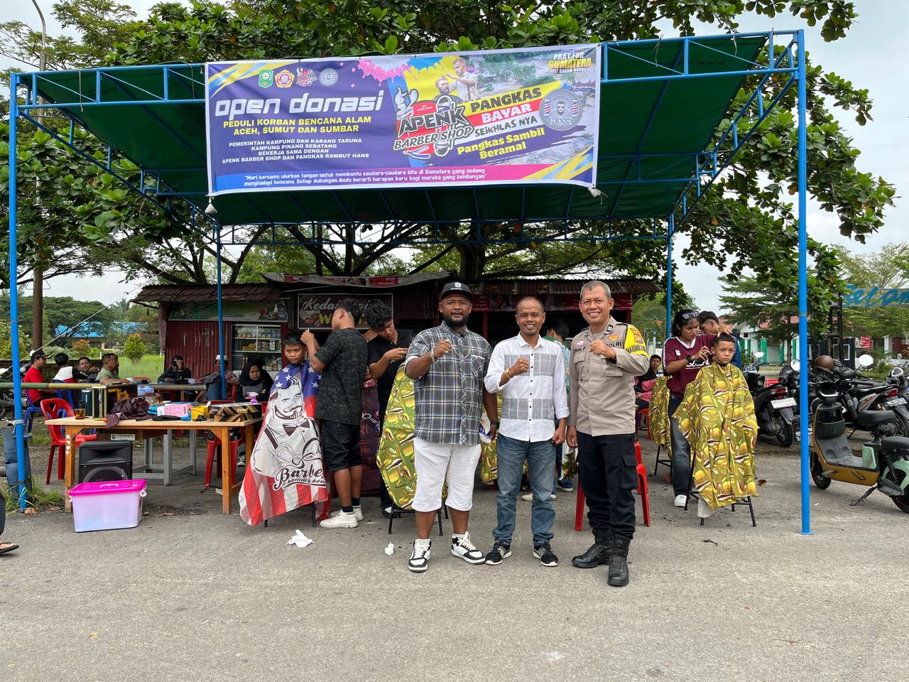 Polsek Tualang Pantau Open Donasi Bencana Sumatera, Warga Ramai-Ramai Cukur Rambut Bayar Seikhlasnya