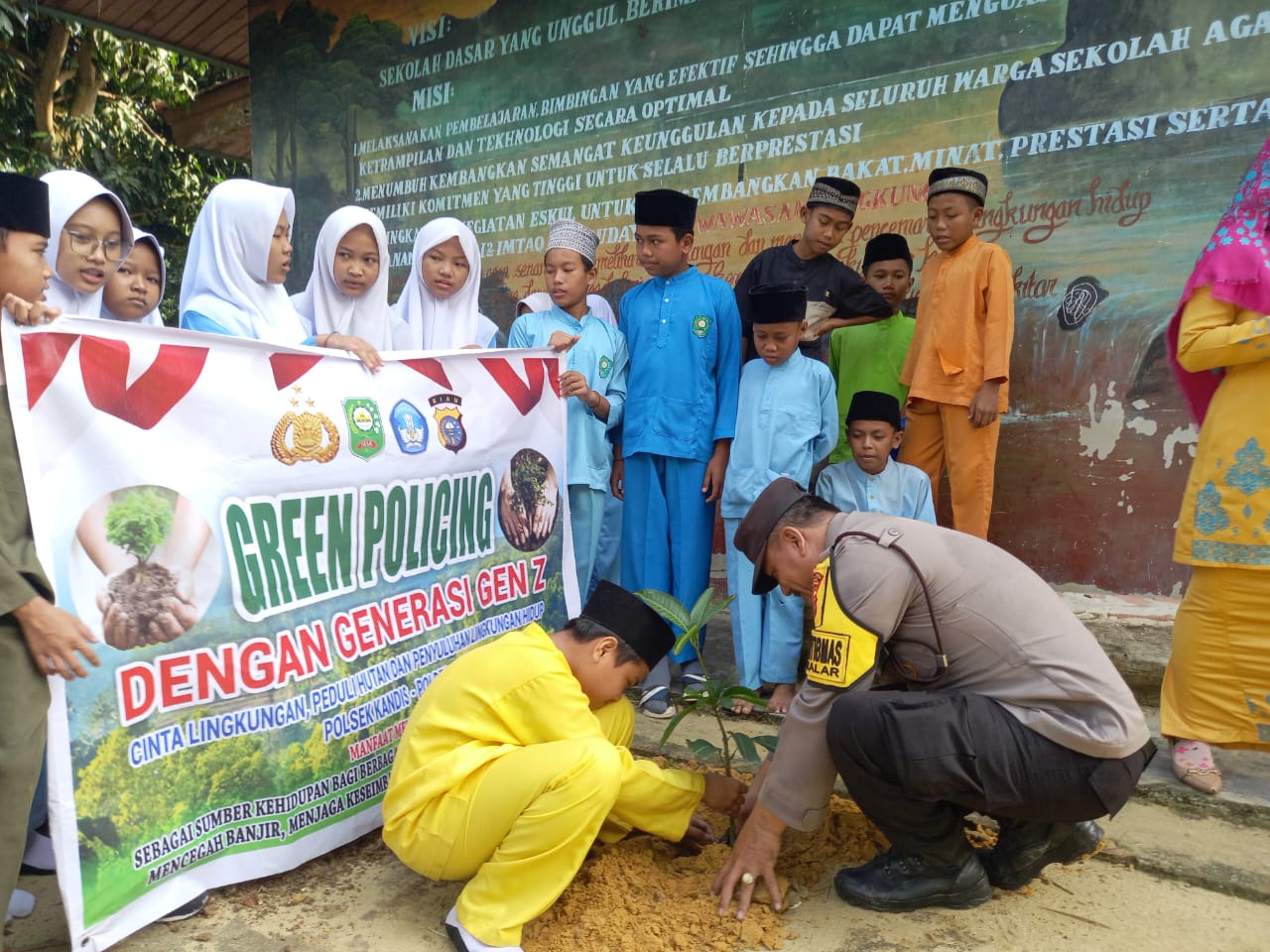 Polsek Kandis Gelar Edukasi Green Policing di SDN 015: Menanam Kesadaran Lingkungan Sejak Dini