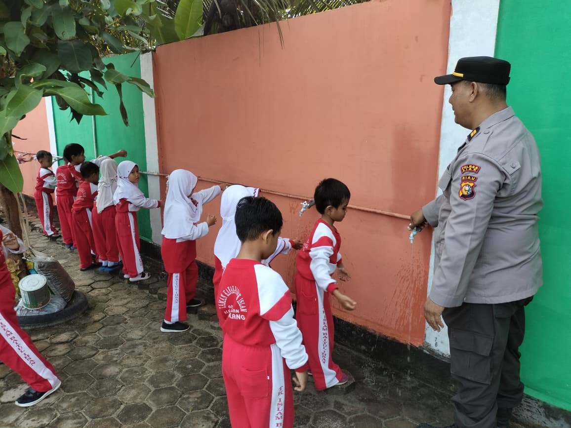 Bersih-bersih Hingga Tanam Pohon, Polsek Tualang Edukasi Anak TK Peduli Lingkungan