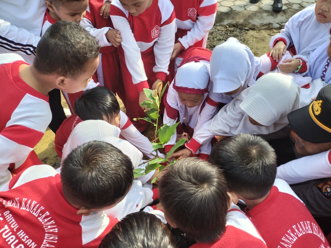 Bersih-bersih Hingga Tanam Pohon, Polsek Tualang Edukasi Anak TK Peduli Lingkungan