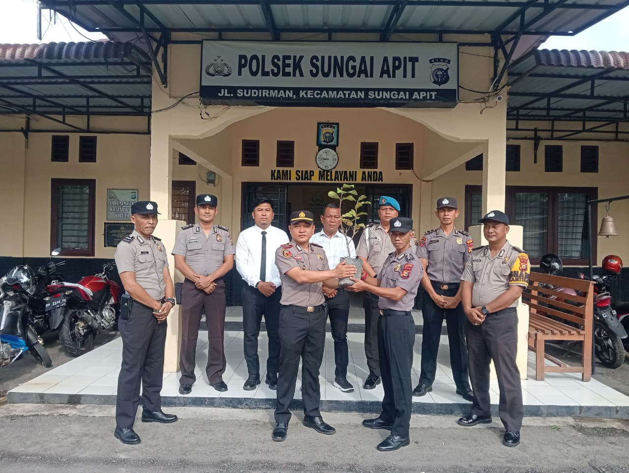 Kapolres Siak Hadiahkan Bibit Pohon untuk Personel yang Berulang Tahun, Wujud Kepedulian Lingkungan