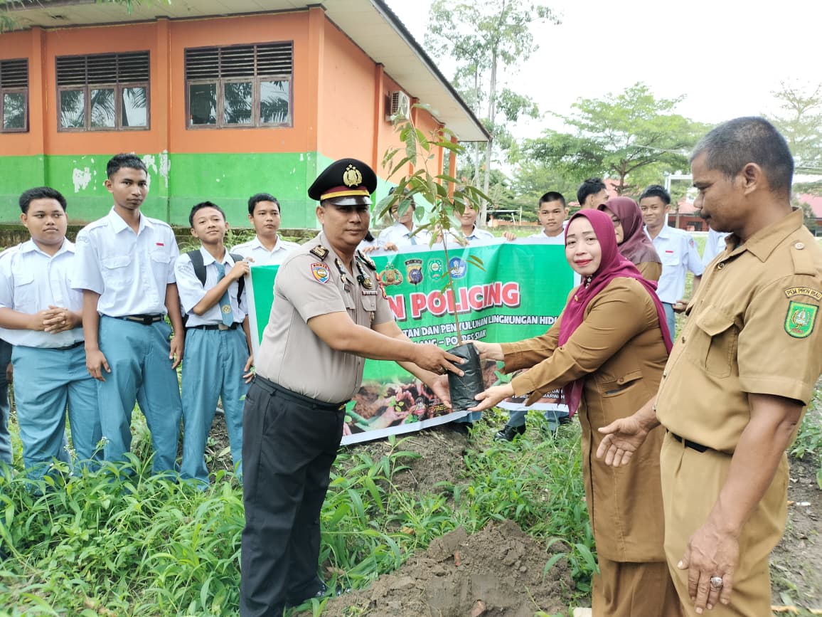 Aksi Hijau Polisi di Tualang, Pelajar Diajak Peduli Lingkungan dan Tanam Pohon