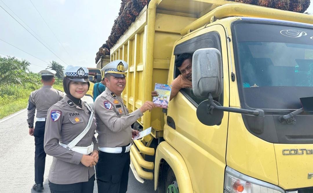 Satlantas Polres Siak Gencarkan Kampanye Keselamatan, Bagi Leaflet di Jalur Perawang–Siak