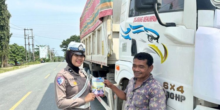 Satlantas Polres Siak Gencarkan Kampanye Keselamatan, Bagi Leaflet di Jalur Perawang–Siak