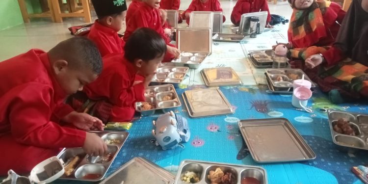 Ribuan Pelajar di Bungaraya Terima Makan Bergizi Gratis, Polisi Turut Kawal Program BGN