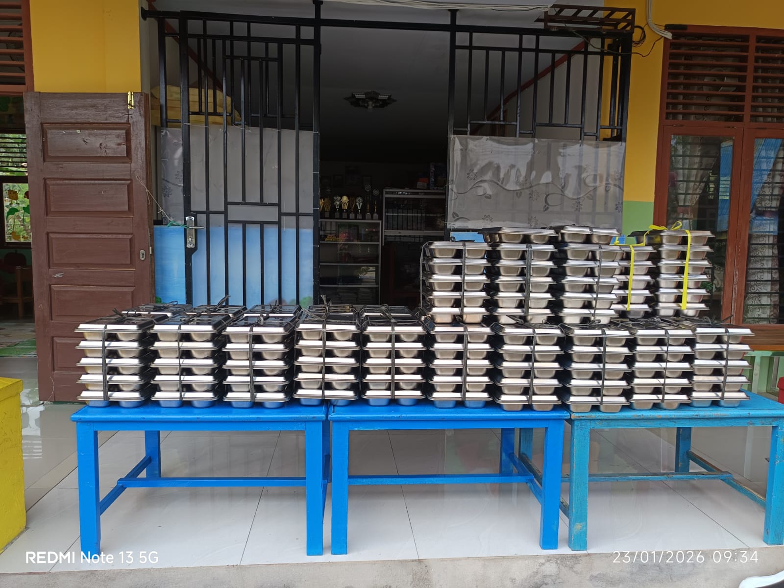 Ribuan Pelajar di Bungaraya Terima Makan Bergizi Gratis, Polisi Turut Kawal Program BGN