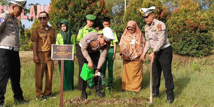 Police Go To School Menjadi Inspektur Upacara Senin, Satlantas Polres Siak Sampaikan Pentingnya Tertib Berlalu Lintas Dan  Program Green Policing 