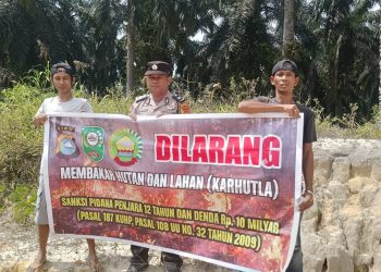 Cegah Karhutla, Bhabinkamtibmas Sosialisasikan Maklumat Kapolda Riau di Kampung Simpang Perak Jaya
