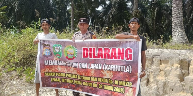 Cegah Karhutla, Bhabinkamtibmas Sosialisasikan Maklumat Kapolda Riau di Kampung Simpang Perak Jaya
