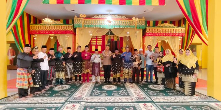Perkuat Sinergi Adat dan Tokoh Agama, Kapolres Siak Silaturahmi Dengan LAMR Dan FKUB