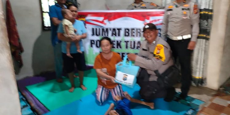 Di Jumat Berkah, Polsek Tualang Hadir untuk Oberman yang Lumpuh Sejak Bayi