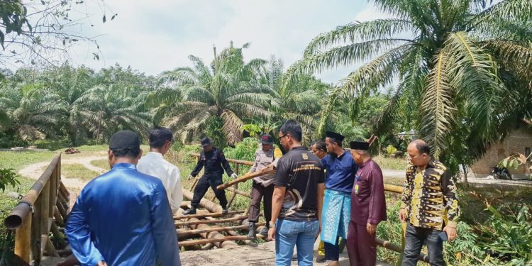 Renovasi Jembatan Hari Kedua, Warga Turut Gotong Royong di Rawang Air Putih dan Buatan I
