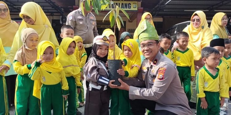 Kenalkan Polisi Sahabat Anak, Polsek Tualang Ajak Siswa PAUD Tertib Lalu Lintas dan Cinta Lingkungan