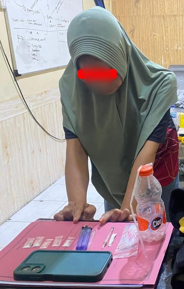 Polsek Tualang Bongkar Peredaran Sabu 0,74 Gram, IRT Diamankan di Perawang Barat