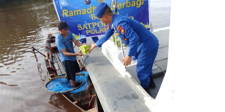 Sat Polairud Polres Siak Berbagi Takjil untuk Nelayan di Perairan Pusako