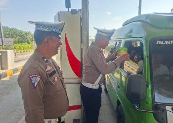 Polres Siak Bagikan Snack Gratis untuk Pemudik di Exit Tol Minas, Sambil Sampaikan Imbauan Keselamatan