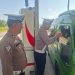 Polres Siak Bagikan Snack Gratis untuk Pemudik di Exit Tol Minas, Sambil Sampaikan Imbauan Keselamatan
