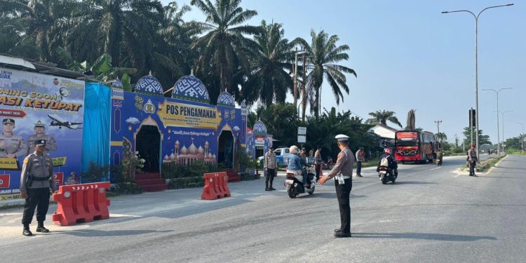 Polres Siak Perketat Pengamanan Arus Mudik dan Balik di Exit Tol Kandis Utara, Lalu Lintas Terpantau Lancar