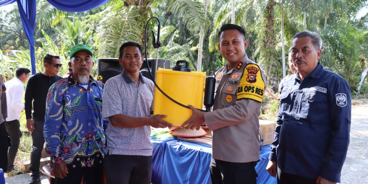 Bentuk Dukungan Kepada Petani Perkuat Ketahanan Pangan Kapolres Siak Serahkan Bantuan Alsintan
