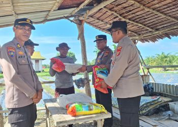 Wujud Kepedulian “Polisi Cinta Petani”, Polres Siak Salurkan Bantuan Sembako untuk Petani Jagung di Mempura