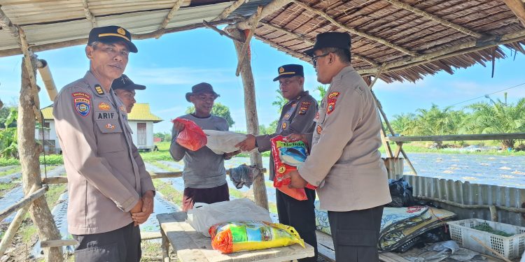 Wujud Kepedulian “Polisi Cinta Petani”, Polres Siak Salurkan Bantuan Sembako untuk Petani Jagung di Mempura