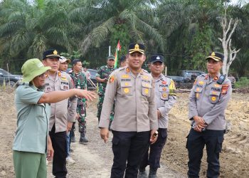 Beri Dukungan dan Perhatian Kepada Petani, Kapolres Siak Tinjau Lahan Serta Sambangi Kelompok Tani di Minas