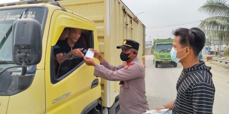 Antisipasi ISPA akibat Asap, Polres Siak dan Jajaran Turun ke Jalan Bagikan Ribuan Masker